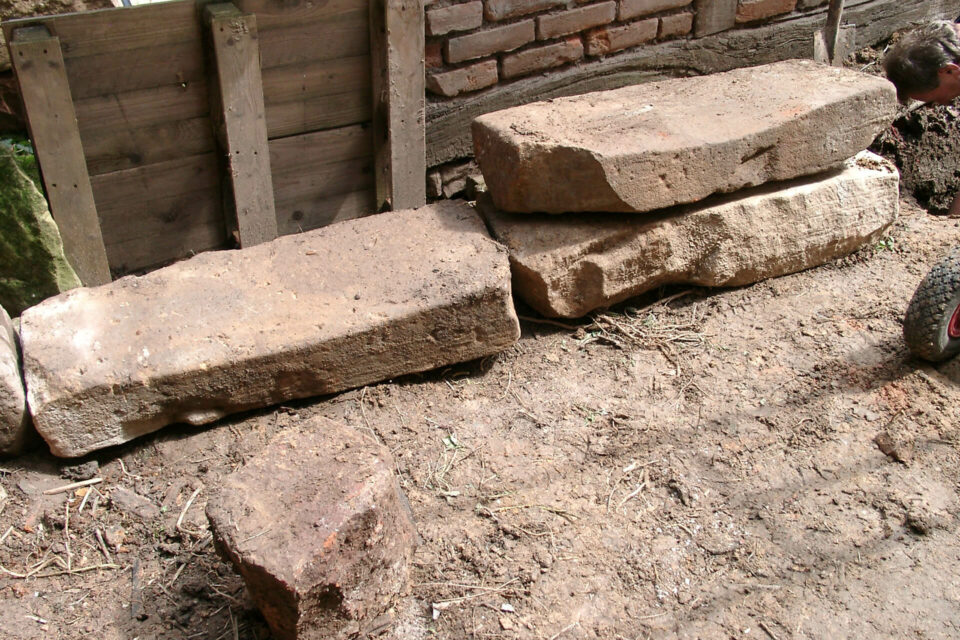 Sandsteinfundament Scheune ausgraben